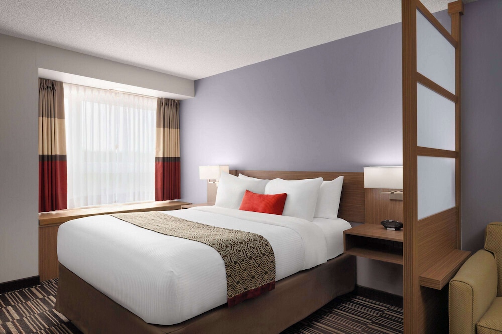 Suite, 1 Queen Bed, Non Smoking photo 2