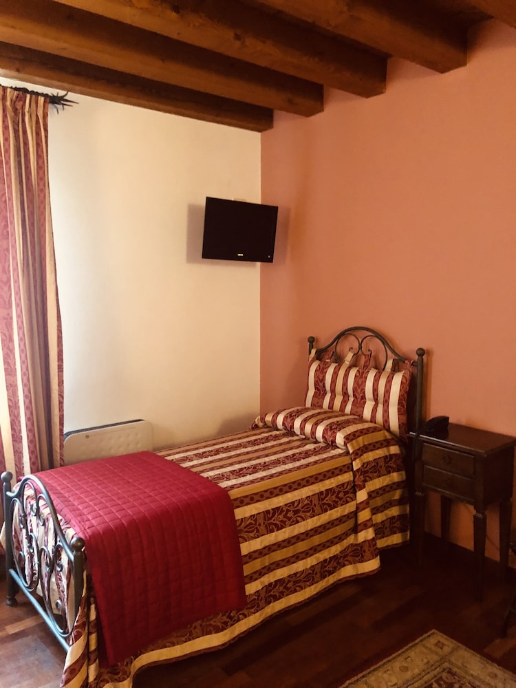 Basic Single Room photo 3