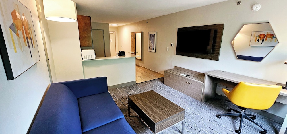 Suite, 1 King Bed, Accessible (Communications) - Photo 7