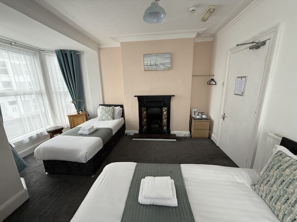 Twin Room, Shared Bathroom photo 1