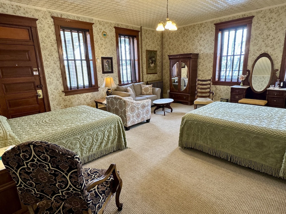 Outpatient, 2 Queen Beds (First Floor) photo 1
