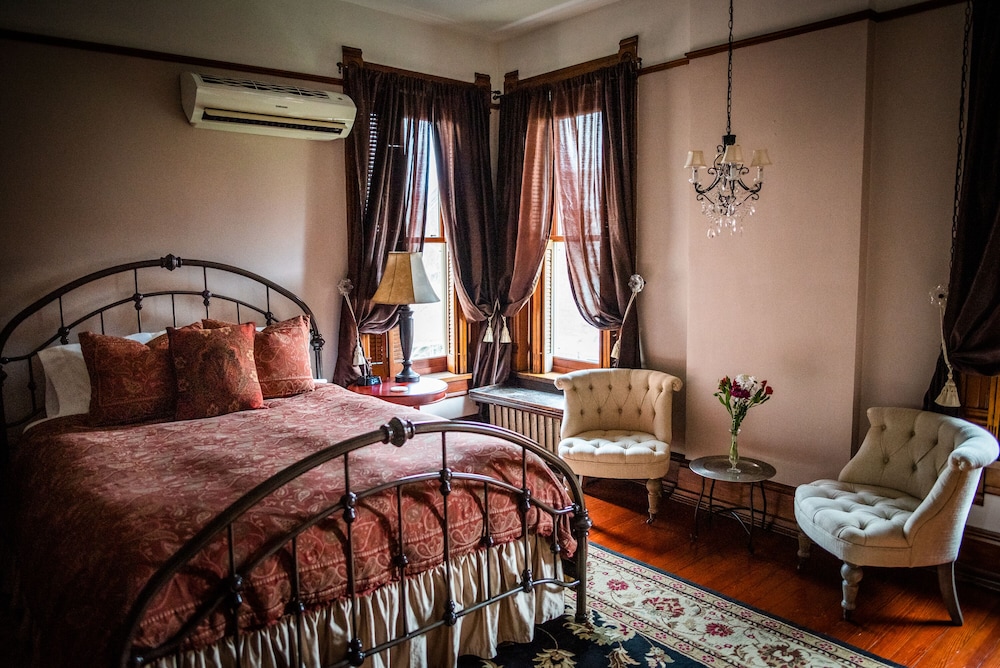 Deluxe Room, 1 Queen Bed, Private Bathroom