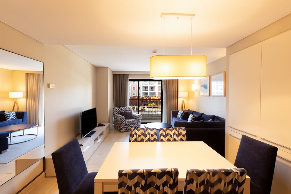 One Bedroom Apartment, Pool View - Photo 2