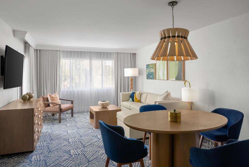 Suite, 2 Bedrooms (1 Queen & 2 Single Beds) - Photo 7