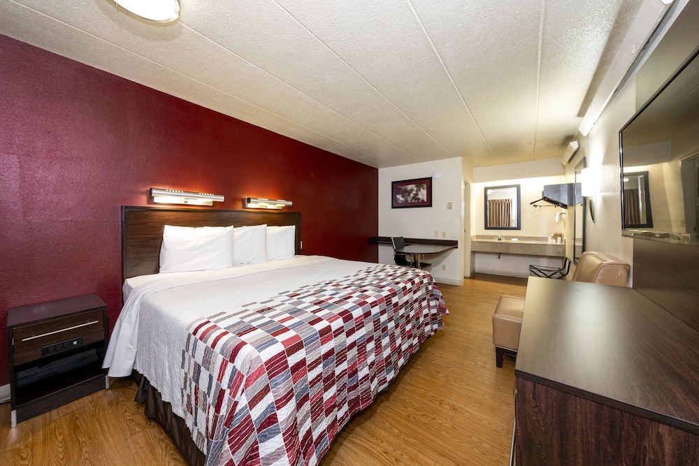 Superior Room, 1 King Bed, Smoking - Photo 1