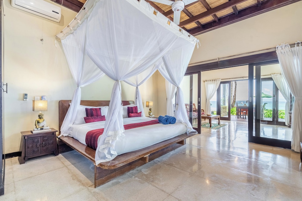 4 Bedrooms, Separate Entrances Beachfront Group Stay - Photo 15