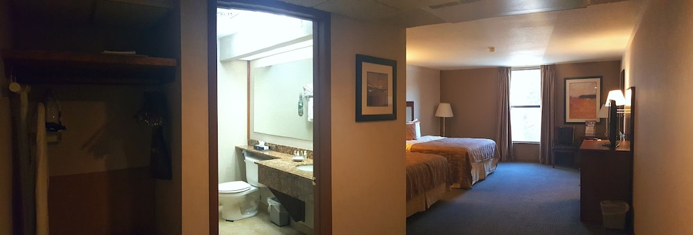 Standard Room, 2 Queen Beds, Smoking - Photo 1