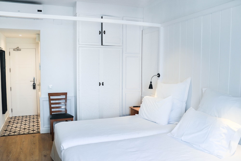 Standard Twin Room, Balcony, Partial Sea View