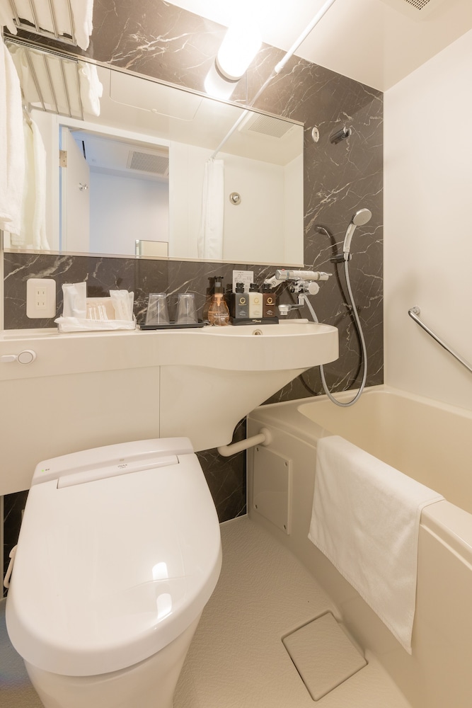 Quadruple Room (Bed width 280cm), Non Smoking photo 3