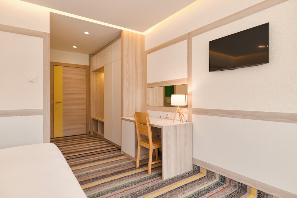 Double Room with Mountain View and Balcony (AC) photo 3