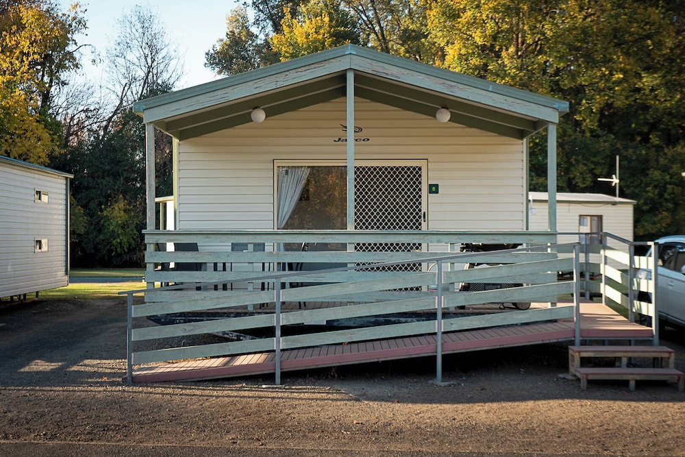 Deluxe Cabin - Sleeps 6 - Easy Access