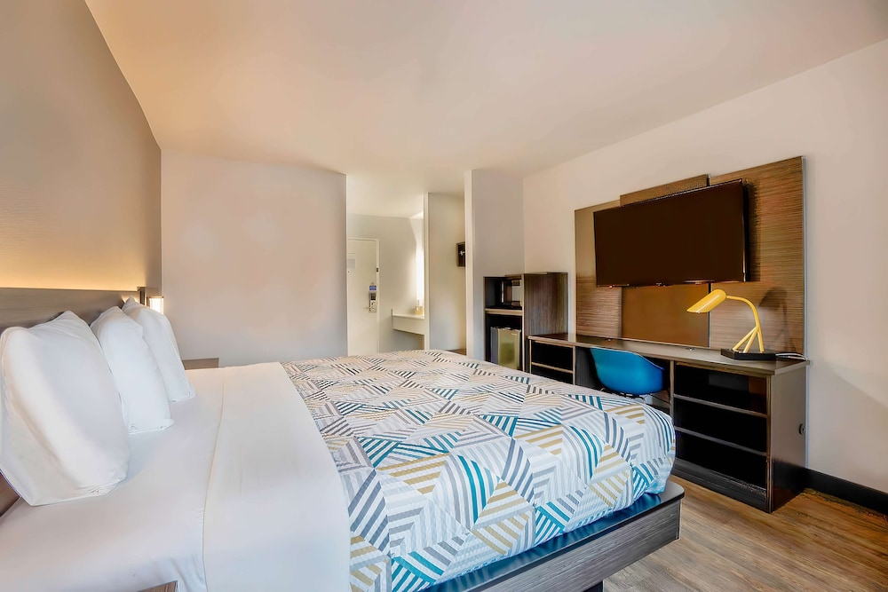 Standard Room, 1 Queen Bed, Non Smoking - Photo 4
