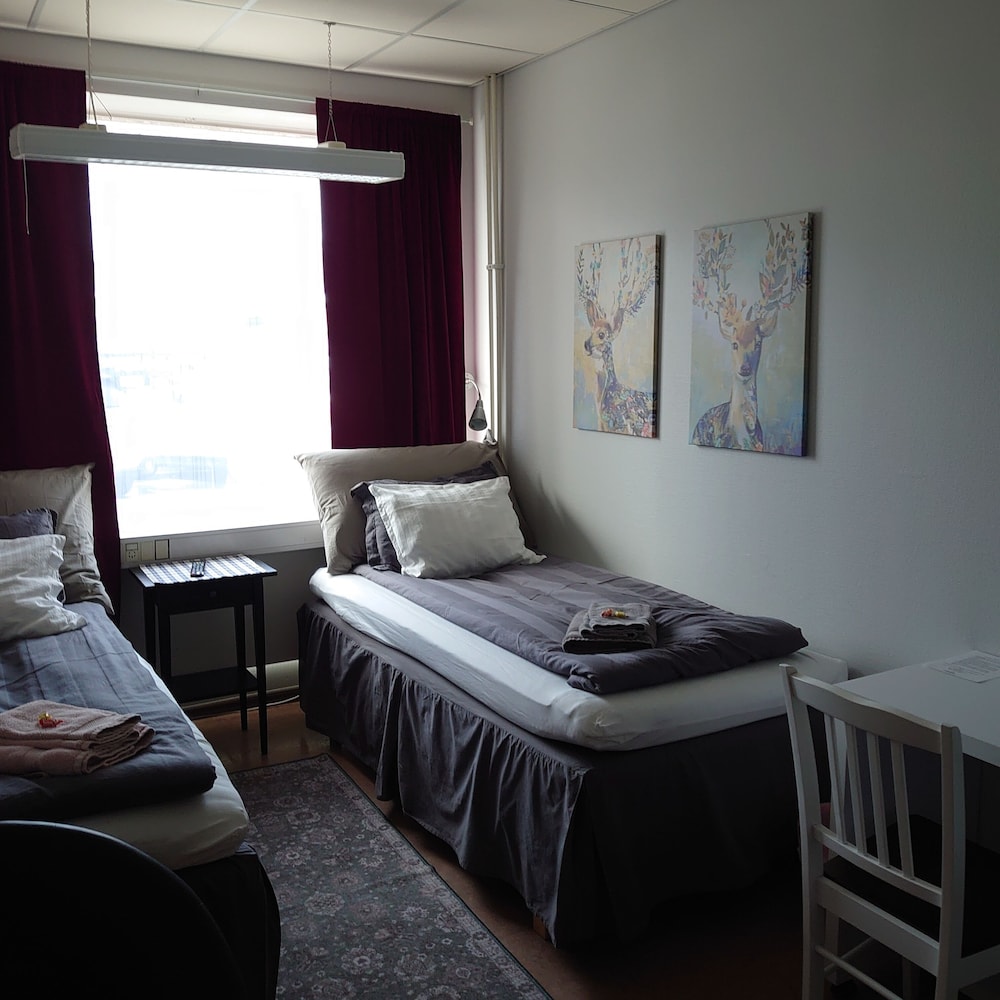 Basic Twin Room, Shared Bathroom photo 2