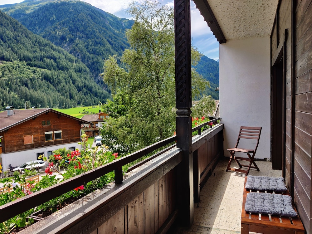 Comfort Condo, 3 Bedrooms, Non Smoking, Mountain View photo 2