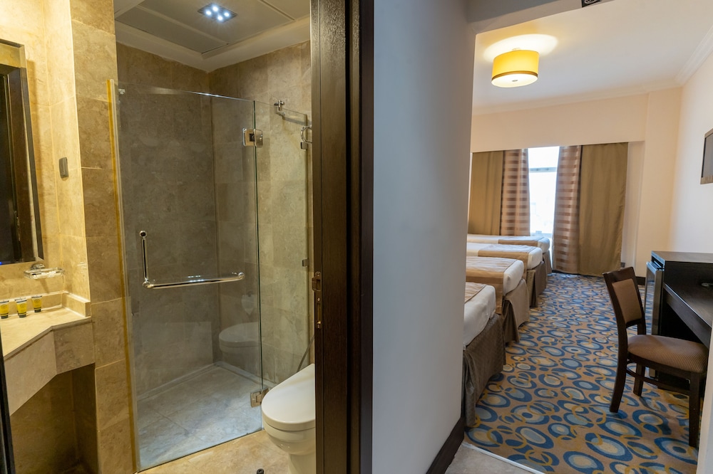 Deluxe Quadruple Room - Photo 2