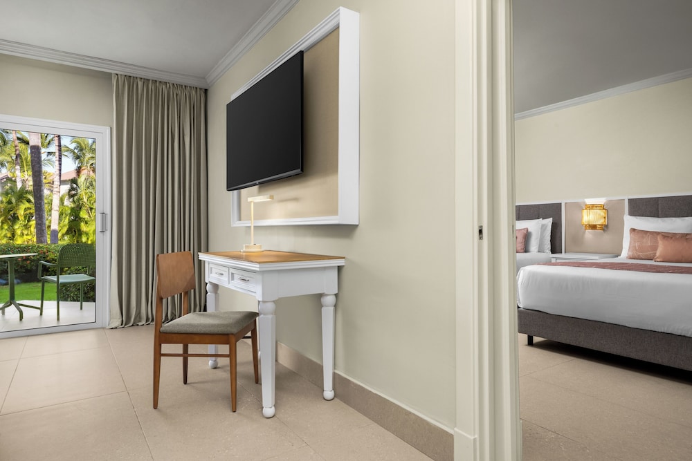 Junior Suite - 1 King Bed and 2 Double Beds - Photo 5