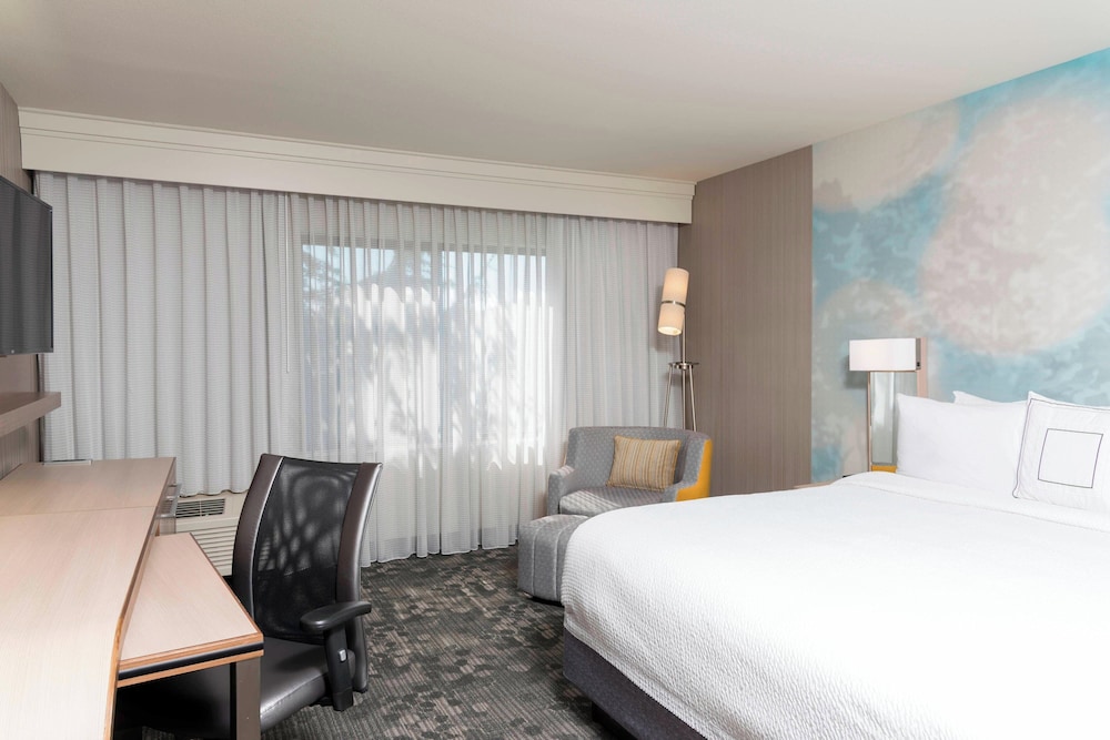 Room, 1 King Bed (Hearing Accessible) - Photo 4