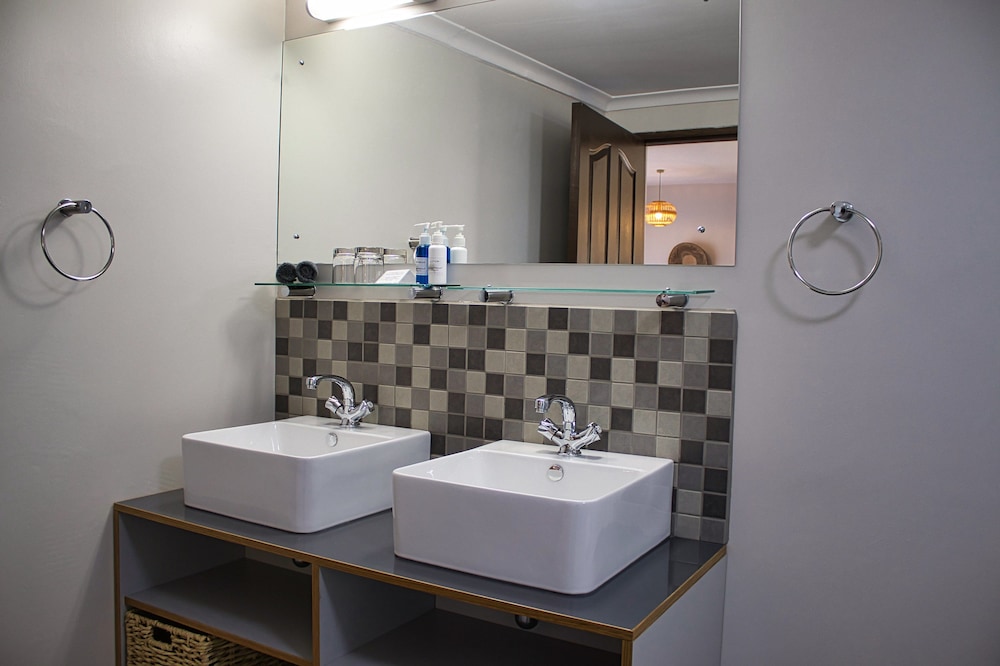 Junior Suite, 1 King Bed, Patio photo 3
