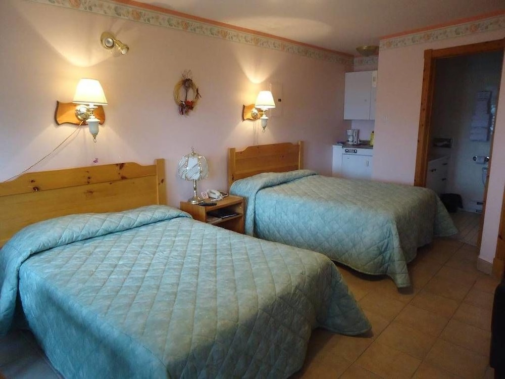 Economy Quadruple Room, 2 Double Beds photo 1