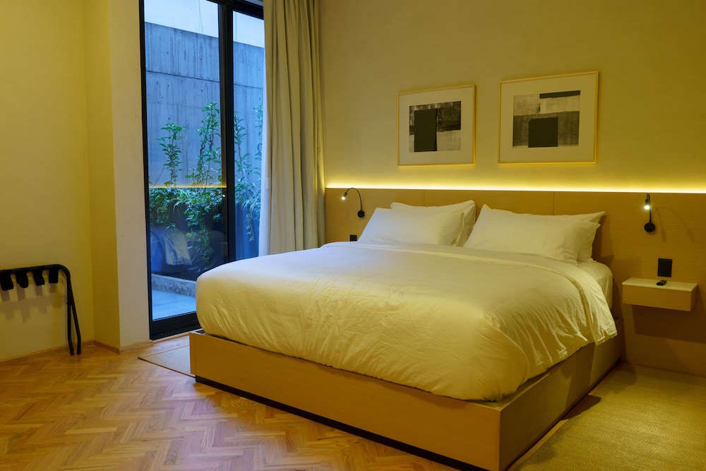 Royal Apartment, 2 Bedrooms, Kitchenette, City View photo 3