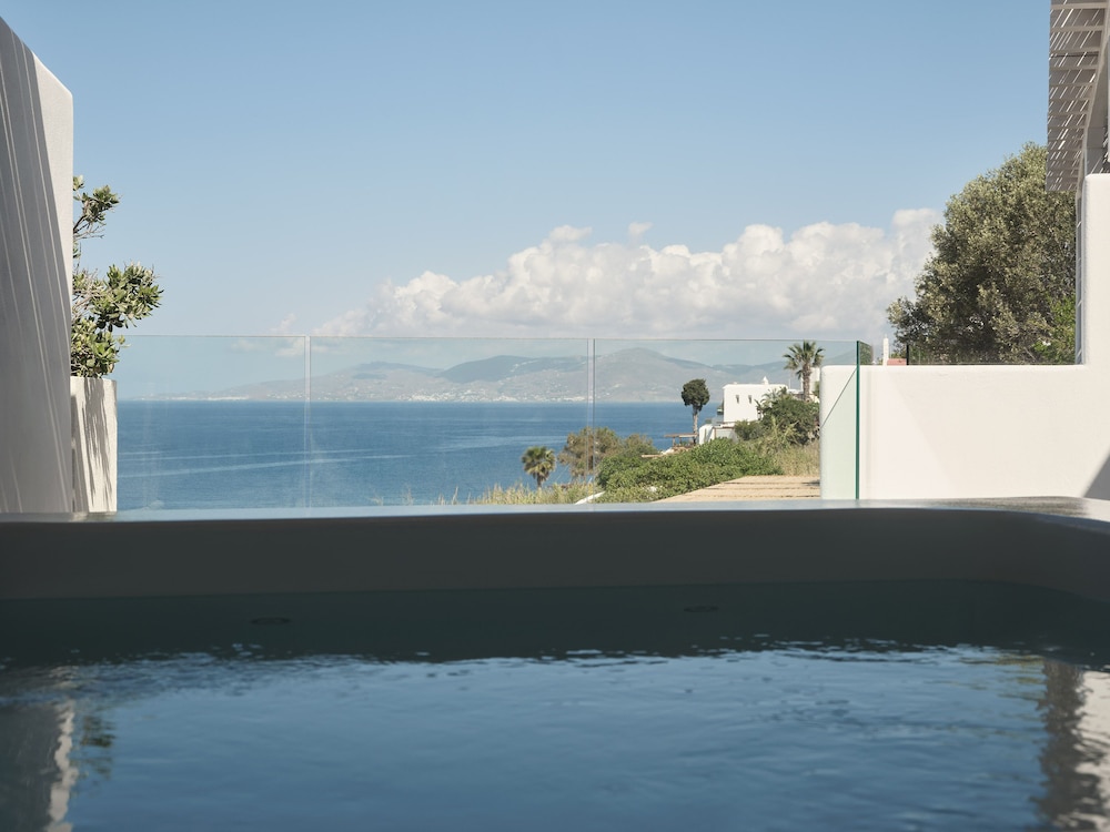 Honeymoon Sunset & Sea View Suite with Heated Plunge Pool
