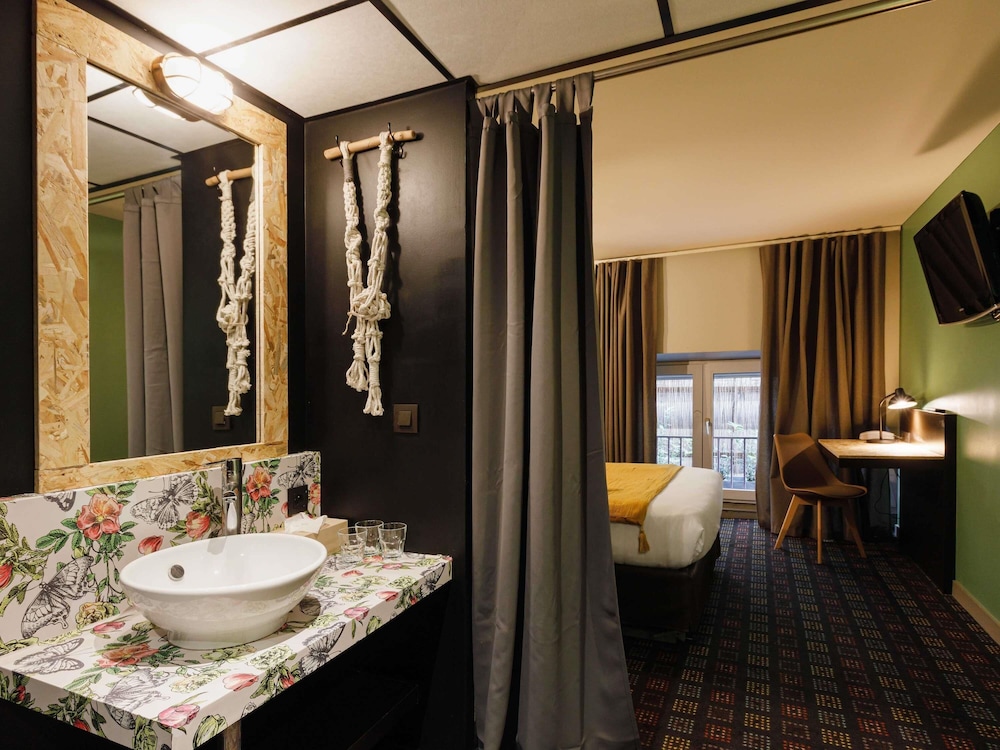 Standard Room, Multiple Beds thumbnail 5
