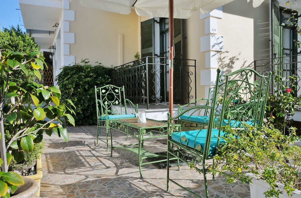 Economy Studio, 2 Twin Beds, Balcony, Ground Floor photo 2