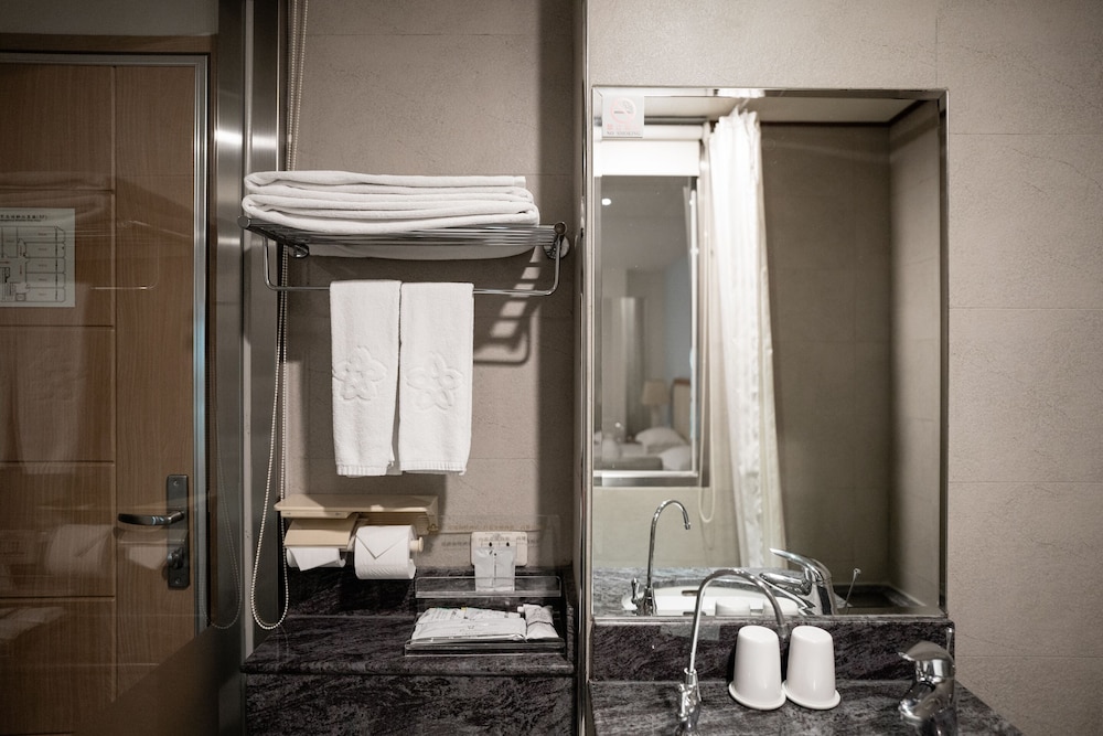 Deluxe Double Room w/ balcony - Photo 6