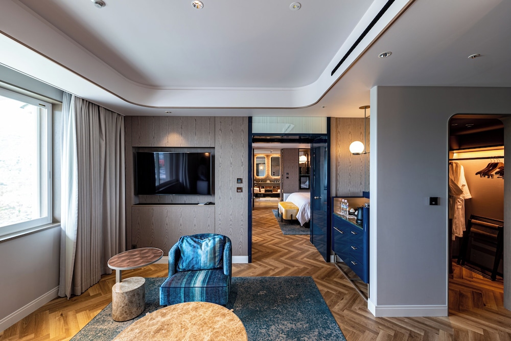 Club Suite, 1 King Bed (View) - Photo 7