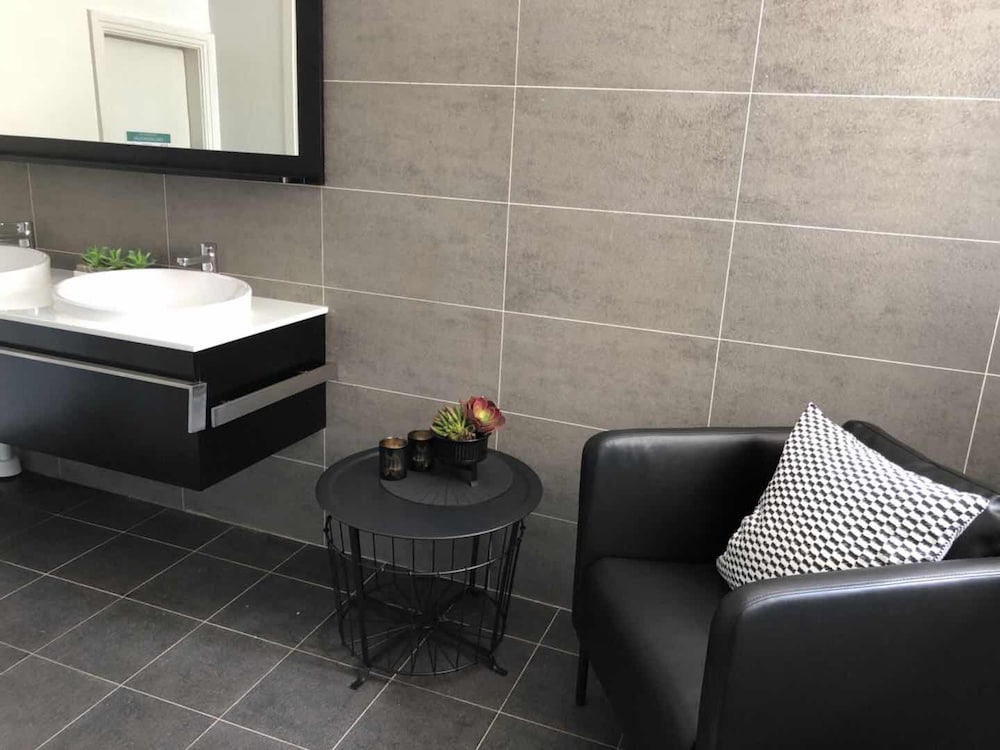Basic Single Room, Shared Bathroom, Park View photo 3