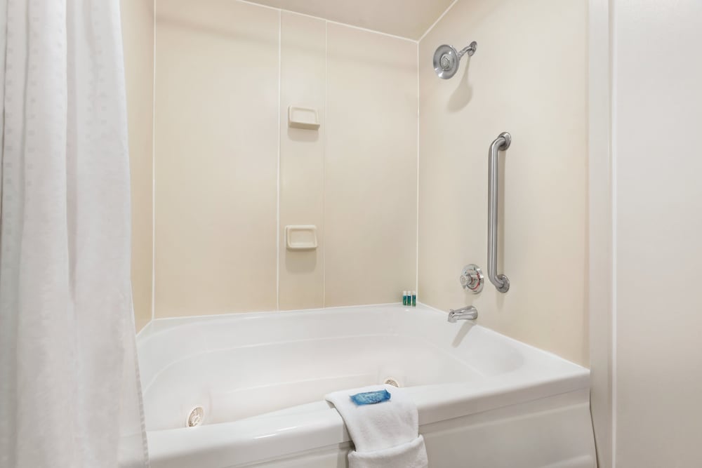 Suite, 1 King Bed - Photo 4