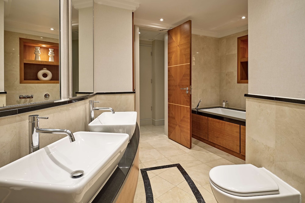 Suite, 1 King Bed, Club Lounge Access (Newly Refurbed Oxford Suite) thumbnail 6