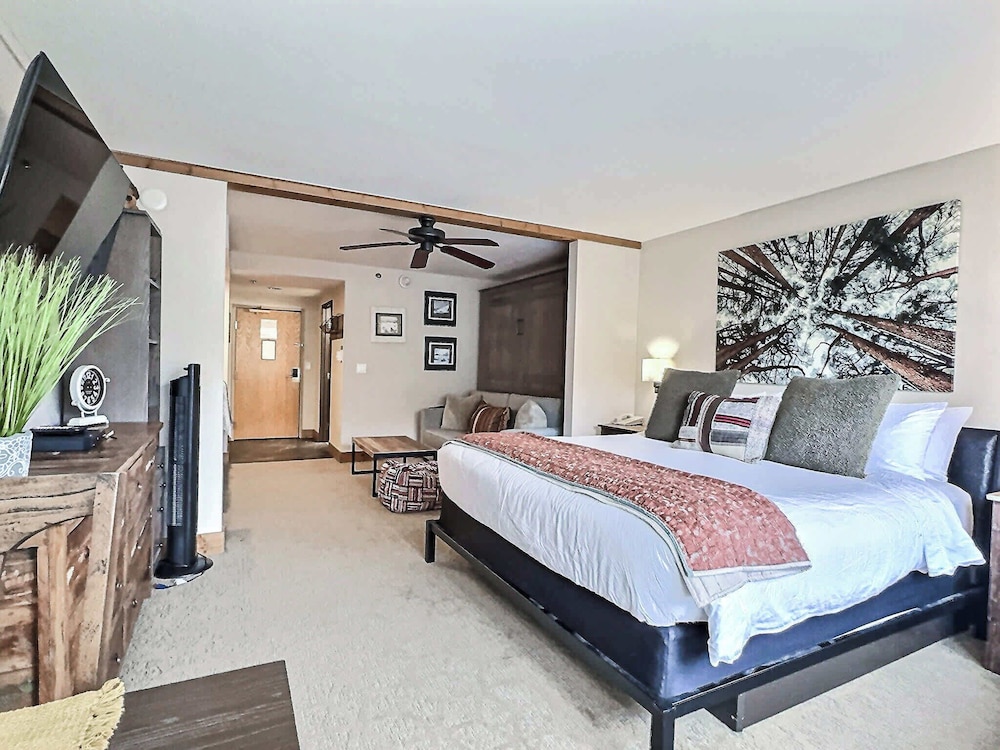 Design Studio No Resort Fee