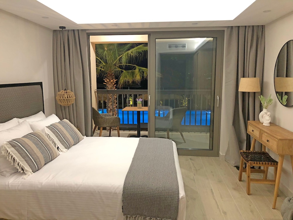Deluxe Studio, 1 Queen Bed, Pool View photo 1
