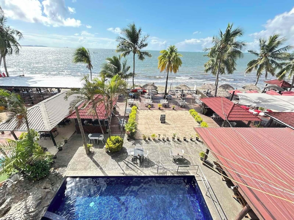 Sunset Suite with Beachfront Balcony photo 10