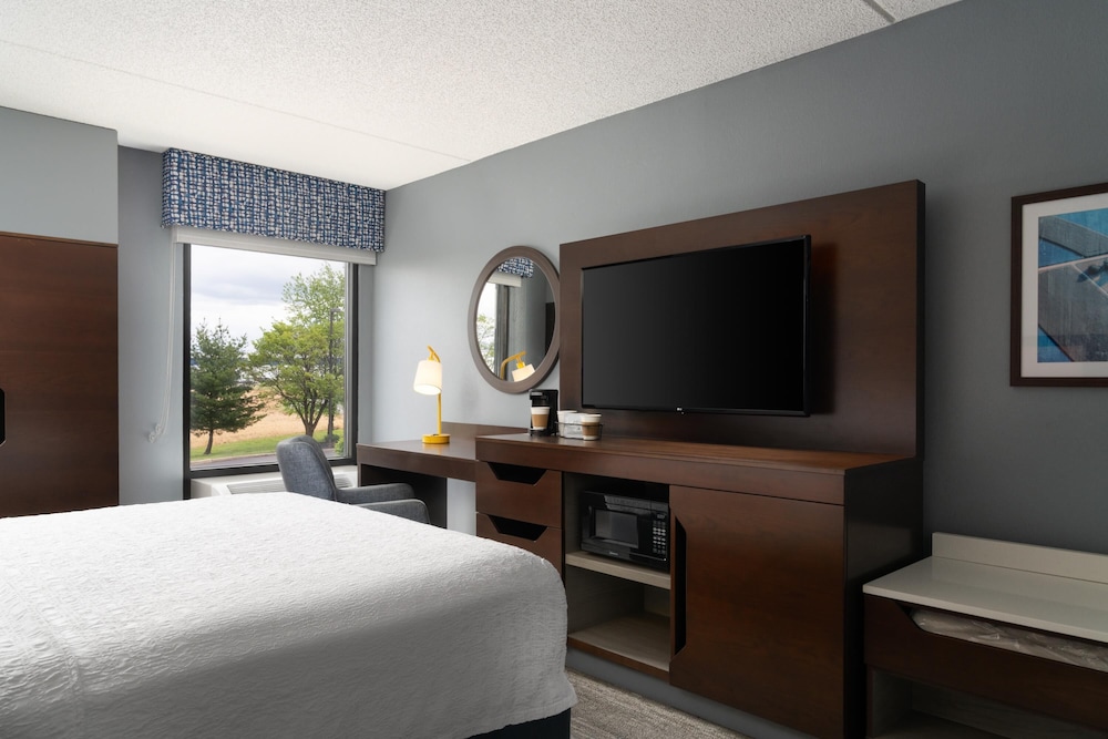 Room, 1 Queen Bed, Refrigerator & Microwave - Photo 1