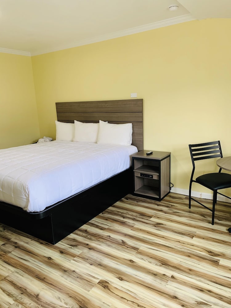 Standard Room, 1 Queen Bed photo 1