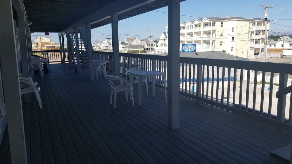 Double Room, 2 Queen Beds, Partial Ocean View, Corner photo 2