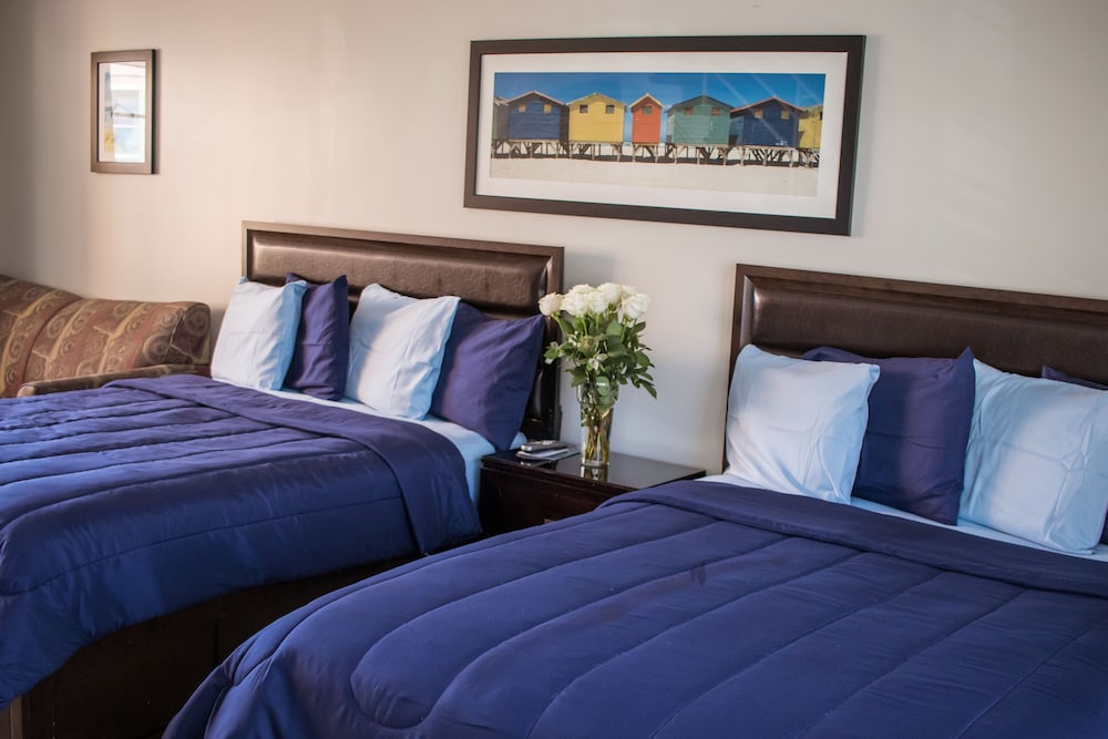 Room (2 Queen Beds and 1 Sofa Bed) - Photo 8