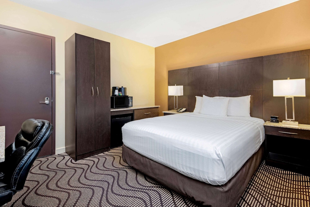 Room, 1 Queen Bed, Accessible, Non Smoking (Mobility Accessible) photo 2