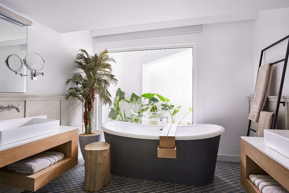 Junior Suite, 1 King Bed (56 sqm) - Photo 6