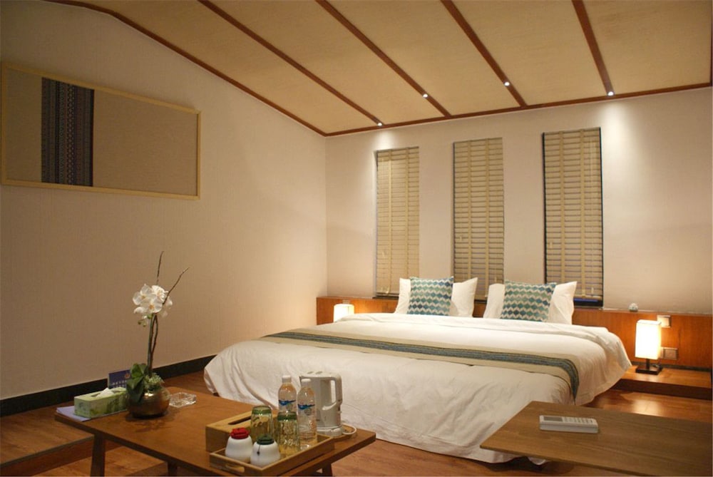 Honeymoon Riverview Suites