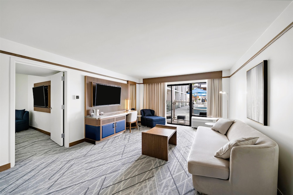 Suite, 1 King Bed, Patio, Poolside - Photo 3