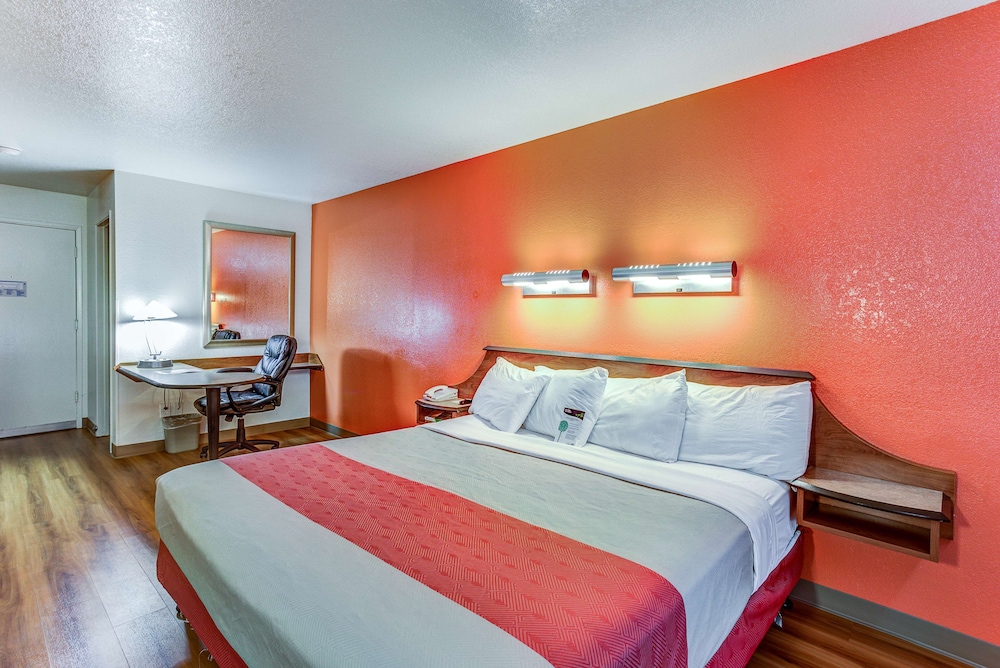 Deluxe Room, 1 King Bed, Non Smoking - Photo 10