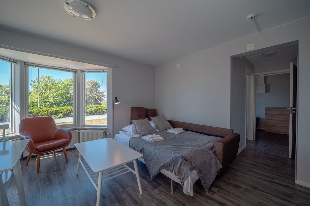 Apartment, 2 Bedrooms, Ground Floor - Photo 3
