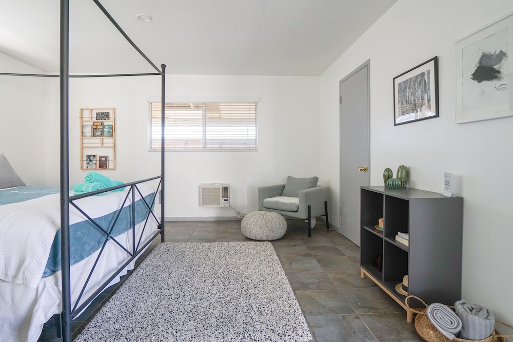 Rm 12 | The Bauhaus Room photo 2