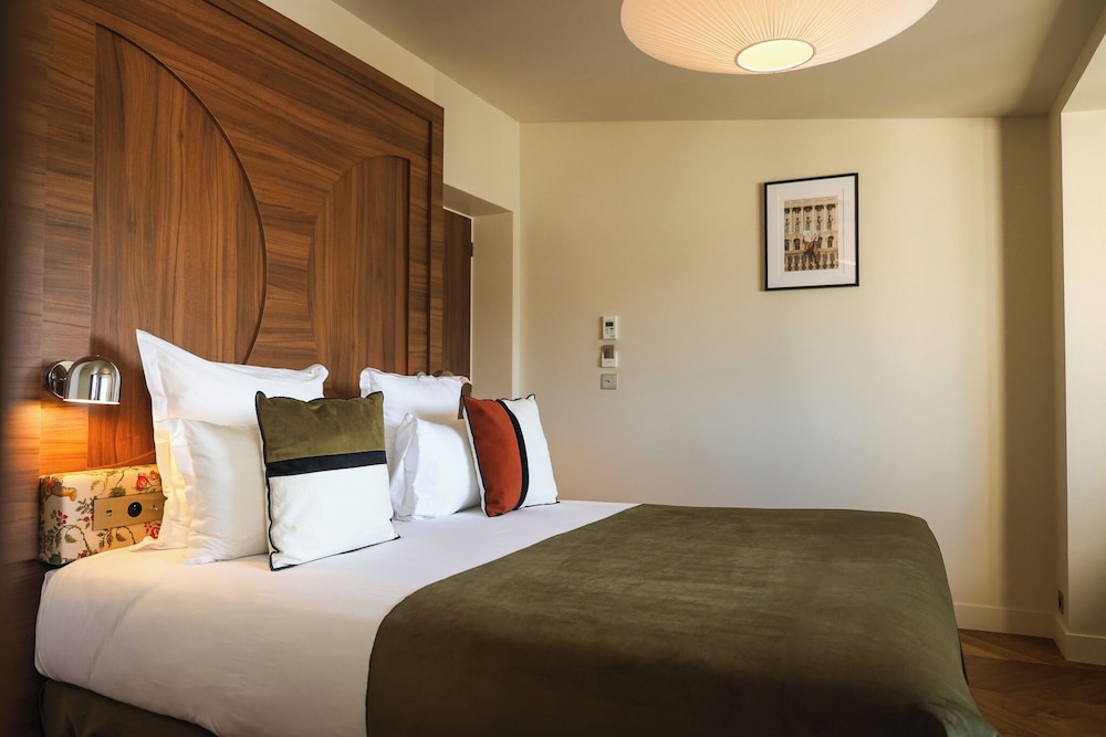 Room with Eiffel Tower View photo 3