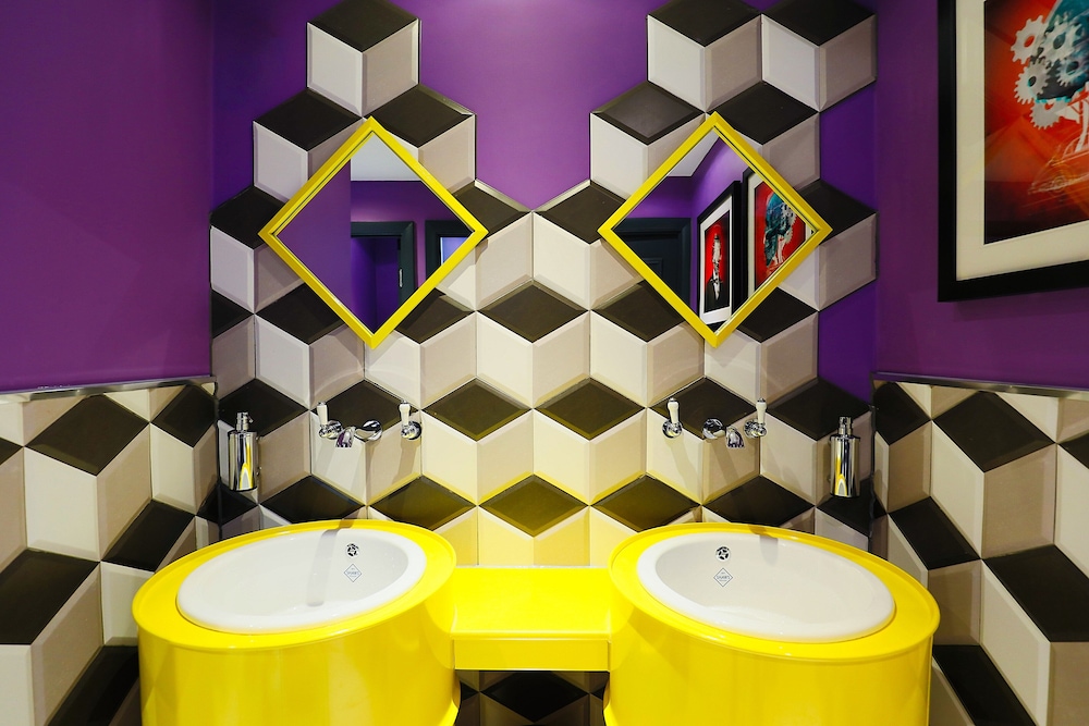 Signature Suite - Photo 13