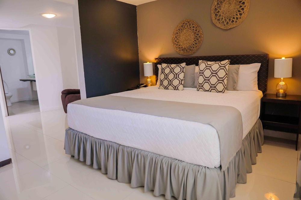 Design Room, 1 Queen Bed, Courtyard View photo 3