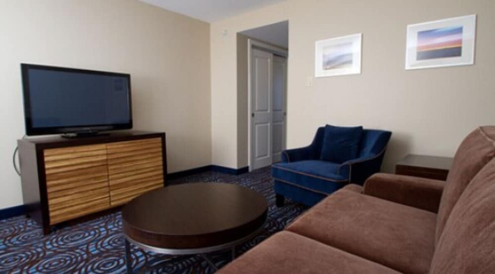 Junior Suite, 1 King Bed with Sofa bed, Refrigerator & Microwave, Ocean View photo 3